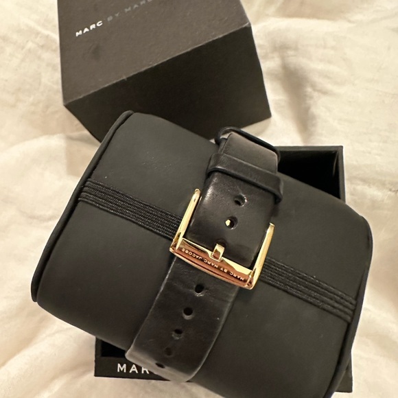 Marc by Marc Jacobs Gold and Black Leather Watch, Model 1269 - Picture 2 of 3